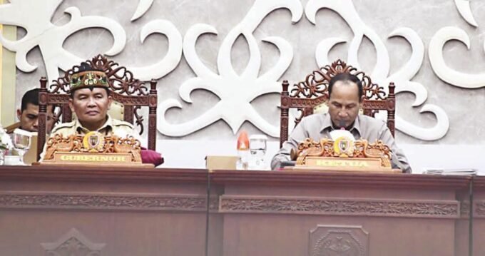 DPRD KALTENG RAPAT PARIPURNA: Ketua DPRD Kalteng, Arton S Dohon bersama Gubernur Kalteng, H Agustiar Sabran saat menghadiri Rapat Paripurna ke-4 Masa Persidangan I Tahun Sidang 2025, belum lama ini.