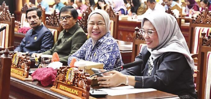 DPRD KALTENG HADIRI: Sekretaris Komisi I DPRD Kalteng, Pipit Setyorini saat menghadiri rapat paripurna DPRD Kalteng, belum lama ini.