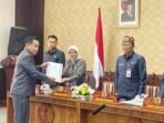 RAPUR: Juru Bicara Penyusunan Rencana Kerja DPRD Kalteng, Purdiono menyerahkan dokumen kepada Wakil Ketua I DPRD Kalteng, Riska Agustin pada Rapat Paripurna ke II Masa Persidangan I Tahun 2025 di Kantor DPRD Kalteng, Selasa (30/9).