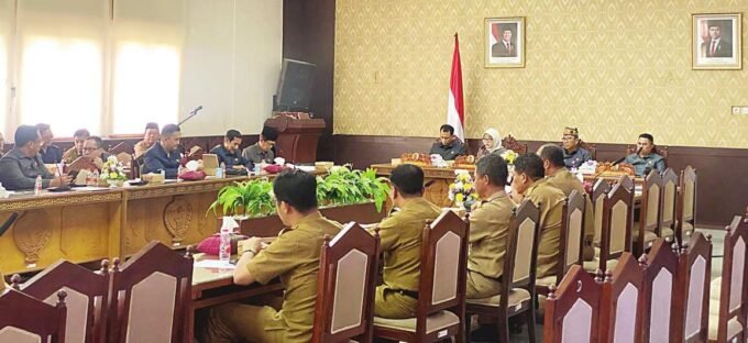 RAPAT PARIPURNA: Wakil Ketua III DPRD Kalteng, H Junaidi menghadiri rapat paripurna, barubaru ini.
