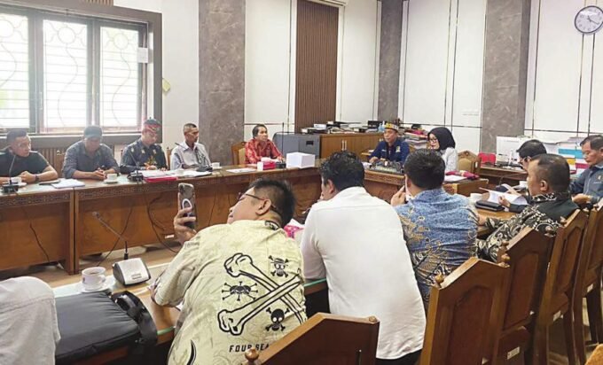 AUDIENSI: Masyarakat dari Desa Buhut Jaya dan desa sekitar yang mengadukan permasalahan sengketa lahan ke Komisi II DPRD Kalimantan Tengah, Senin (6/10).