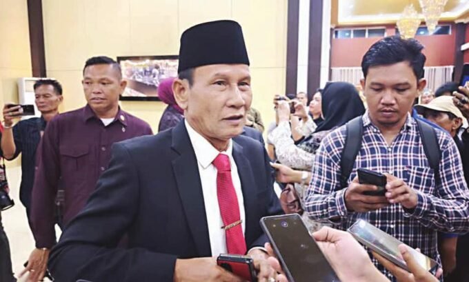 WAWANCARA: Ketua DPRD Kalimantan Tengah, Arton S Dohong menyampaikan ucapan selamat kepada Bupati dan Wakil Bupati Barito Utara yang baru dilantik, di Aula Jayang Tingang, Jumat (10/10).