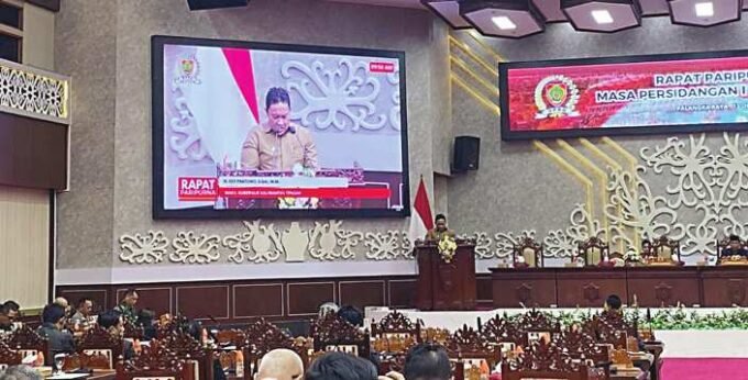 RAPAT PARIPURNA: Pimpinan dan Anggota DPRD Kalteng mendengarkan pidato tanggapan dari Pemerintah Provinsi Kalteng terhadap Nota Keuangan dan Raperda APBD tahun 2025, ruang rapat Paripurna, Senin (13/10)