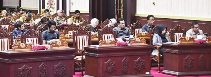 DPRD KALTENG PANDANGAN UMUM FRAKSI: DPRD Kalteng sampaikan Pemandangan Umum Fraksi di ruang rapat dewan bersama dengan Pemerintah Provinsi Kalteng, Selasa (14/10).