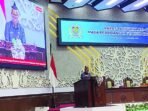 DPRD KALTENG MEMBACAKAN: Pemerintah Provinsi Kalteng melalui Plt Sekda Kalteng, Leonard S Ampung bacakan hasil jawaban pandangan fraksi dalam rapat paripurna ke-5 di ruang rapat dewan, Rabu (15/10)