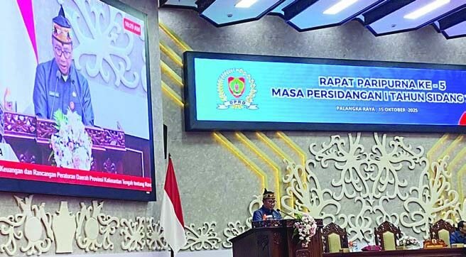 MEMBACAKAN: Pemerintah Provinsi Kalteng melalui Plt Sekda Kalteng, Leonard S Ampung bacakan hasil jawaban pandangan fraksi dalam rapat paripurna ke-5 di ruang rapat dewan, Rabu (15/10)