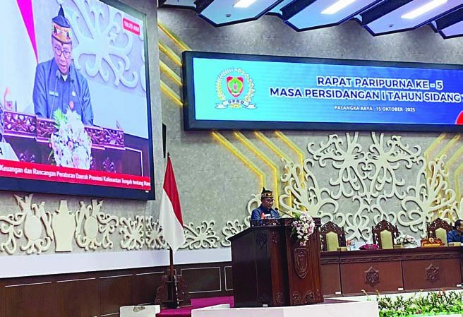 DPRD KALTENG MEMBACAKAN: Pemerintah Provinsi Kalteng melalui Plt Sekda Kalteng, Leonard S Ampung bacakan hasil jawaban pandangan fraksi dalam rapat paripurna ke-5 di ruang rapat dewan, Rabu (15/10)
