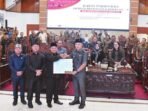 DPRD KAPUAS PARIPURNA: Ketua DPRD Kapuas Ardiansah didampingi Wakil Ketua I Yohanes dan Wakil Ketua II Berinto bersama Wakil Bupati Kapuas Dodo memperlihatkan berita acara paripurna, Senin (20/10).