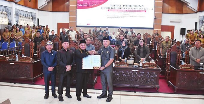 DPRD KAPUAS PARIPURNA: Ketua DPRD Kapuas Ardiansah didampingi Wakil Ketua I Yohanes dan Wakil Ketua II Berinto bersama Wakil Bupati Kapuas Dodo memperlihatkan berita acara paripurna, Senin (20/10).