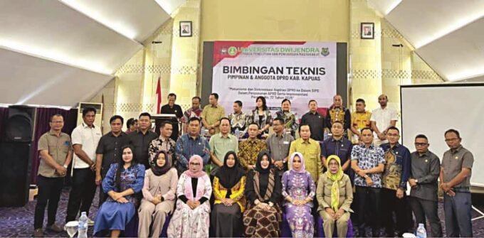 DPRD KAPUAS KOMPAK: Pimpinan dan anggota DPRD Kapuas foto bersama seusai pembukaan Bimtek di Grand Mega Resort Bali Denpasar, Rabu (22/10).