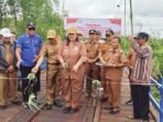 DPRD KAPUAS PERESMIAN: Anggota Komisi III DPRD Kapuas H Saferaniansyah saat peresmian Jembatan Kelurahan Penamas Senin (27/10).