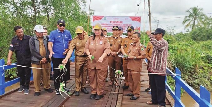 DPRD KAPUAS PERESMIAN: Anggota Komisi III DPRD Kapuas H Saferaniansyah saat peresmian Jembatan Kelurahan Penamas Senin (27/10).