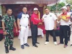 DPRD KAPUAS SELAMAT: Anggota DPRD Kapuas H Abdullah menyampaikan ucapan selamat kepada kontingen Selat yang berhasil menyabet juara umum pada ajang Porkab Kapuas XII, Senin (27/10) sore.