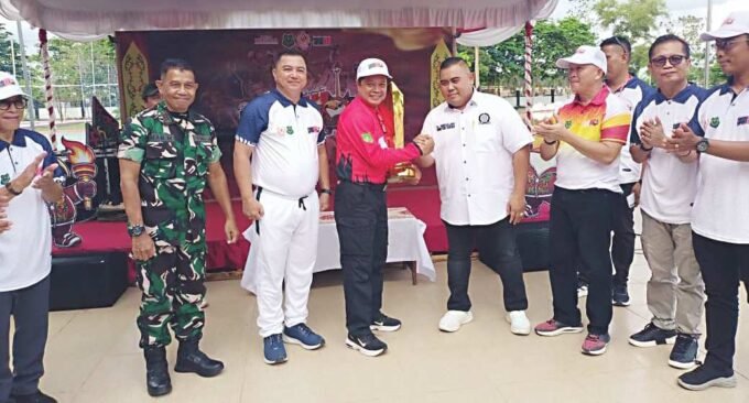 DPRD KAPUAS SELAMAT: Anggota DPRD Kapuas H Abdullah menyampaikan ucapan selamat kepada kontingen Selat yang berhasil menyabet juara umum pada ajang Porkab Kapuas XII, Senin (27/10) sore.