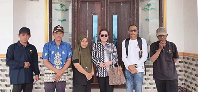 DPRD KAPUAS SERAP ASPIRASI: Anggota DPRD Kabupaten Kapuas Dapil IV Sera Sintanola melaksanakan reses di Desa Banama Kecamatan Pulau Petak.