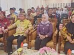 UNDANGAN: Sekretaris Komisi III DPRD Kapuas Lisna Mariatun (kanan) menghadiri acara penyerahan hadiah Lomba Karya Jurnalistik Pelajar Jenjang SLTA Sederajat Tahun 2025, Kamis (9/10).