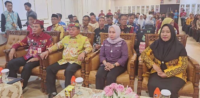 UNDANGAN: Sekretaris Komisi III DPRD Kapuas Lisna Mariatun (kanan) menghadiri acara penyerahan hadiah Lomba Karya Jurnalistik Pelajar Jenjang SLTA Sederajat Tahun 2025, Kamis (9/10).
