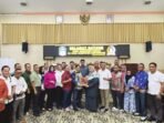 BERTUKAR INFORMASI: Ketua DPRD Kapuas Ardiansah dan anggota berdiskusi dengan jajaran DPRD Kabupaten Banyuwangi, Jumat (10/10).