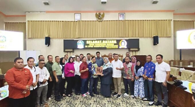 BERTUKAR INFORMASI: Ketua DPRD Kapuas Ardiansah dan anggota berdiskusi dengan jajaran DPRD Kabupaten Banyuwangi, Jumat (10/10).