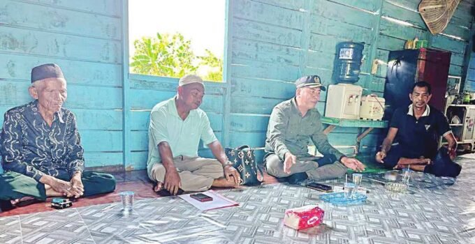 SERAP ASPIRASI: Anggota DPRD Kapuas Dapil IV Rahmad Jainudin saat melakukan Reses Dapil belum lama tadi.