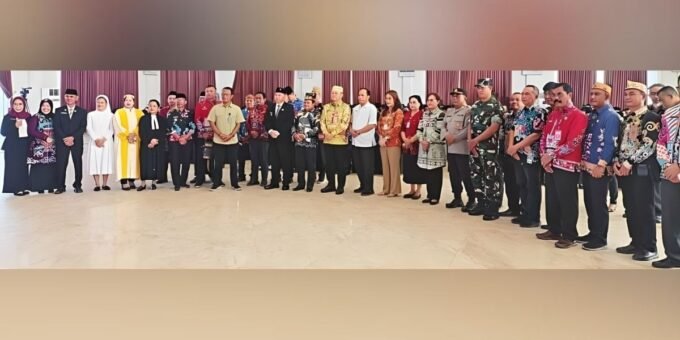 DPRD KAPUAS KOMPAK: Ketua DPRD Kapuas Ardiansah foto bersama seusai penyerahan SK PPPK tahap II formasi tahun 2024 dan pengambilan sumpah/janji pejabat fungsional ASN, Kamis (16/10).