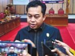 DPRD KOTIM DIWAWANCARAI: Ketua DPRD Kotim, Rimbun saat diwawancarai awak media usai rapat, Selasa (28/10).