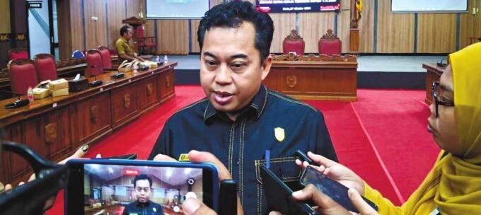 DPRD KOTIM DIWAWANCARAI: Ketua DPRD Kotim, Rimbun saat diwawancarai awak media usai rapat, Selasa (28/10).