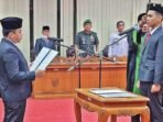 DPRD KOTIM MELANTIK: Ketua DPRD Kotim, Rimbun melantik Muhammad Ramadana Rahman sebagai anggota DPRD Kotim masa jabatan 2024–2029 di ruang rapat utama gedung dewan setempat, Senin (6/10).