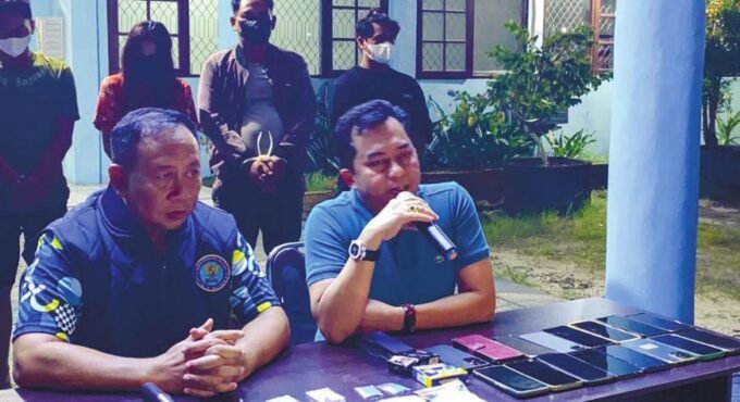 HADIRI: Ketua DPRD Kotim, Rimbun menghadiri konferensi pers pengungkapan kasus narkoba lintas provinsi di kantor BNNK Kotim, Rabu malam (8/10).