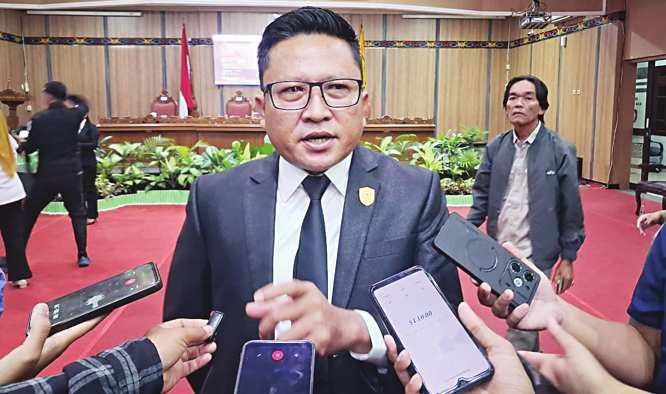 DIWAWANCARAI: Ketua Komisi III DPRD Kotim, Dadang Siswanto saat diwawancarai awak media, beberapa hari lalu.