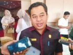 DPRD KOTIM DIWAWANCARAI: Ketua DPRD Kotim, Rimbun saat diwawancarai awak media usai rapat paripurna, belum lama ini.