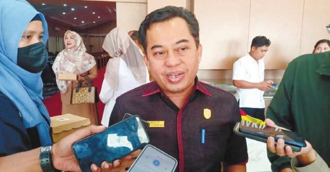 DIWAWANCARAI: Ketua DPRD Kotim, Rimbun saat diwawancarai awak media usai rapat paripurna, belum lama ini.