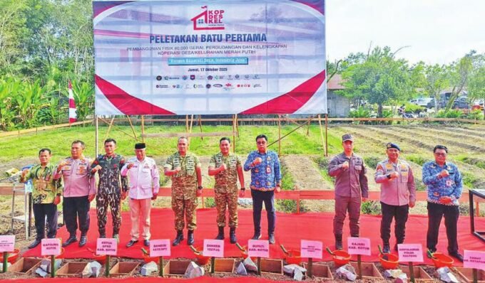 DPRD KOTIM HADIRI : Ketua Komisi II DPRD Kabupaten Kotim, Akhyannor, saat menghadiri peletakan batu pertama pembangunan Koperasi Desa Tahun 2025 yang digelar di Desa Eka Bahurui, Kecamatan Mentawa Baru Ketapang, Jumat (17/10).