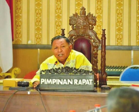 PIMPIN RAPAT: Wakil Ketua II DPRD Kotim, H Rudianur memimpin rapat, belum lama ini.