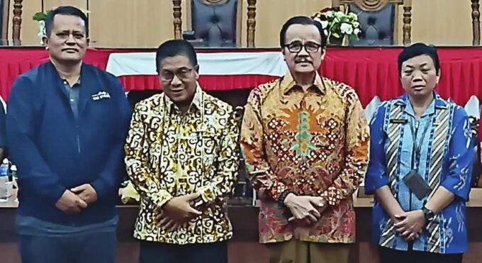 MENERIMA: Ketua DPRD Kota Palangka Raya, Subandi beserta jajaran menyambut baik audiensi bersama Anggota DPD RI, Dr Agustin Teras Narang, di kantor DPRD Kota Palangka Raya, Kamis (9/10).