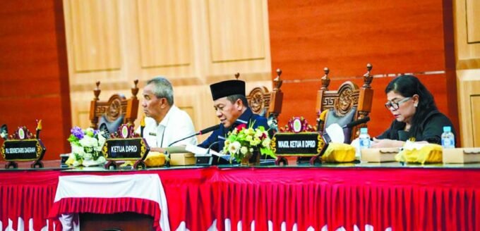 DPRD PALANGKA RAYA RAPAT PARIPURNA: Ketua DPRD Kota Palangka Raya, Subandi memimpin jalannya rapat paripurna, di Gedung DPRD Kota Palangka Raya, Rabu (15/10).
