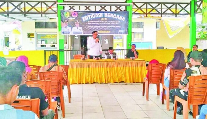 DPRD PALANGKA RAYA PENYULUHAN: Anggota Komisi III DPRD Kota Palangka Raya, Jati Asmoro hadir di tengah masyarakat memberikan penyuluhan terkait mitigasi bencana, di Aula Kantor Kelurahan Bukit Tunggal, Senin (20/10).