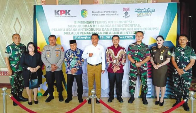 DPRD Palangka RAya HADIR: Ketua DPRD Kota Palangka Raya, Subandi (batik biru) ikut serta dalam bimtek keluarga berintegritas di Bahalap Hotel, Selasa (28/10).