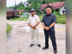 DPRD BATARA BUNDARAN SEGITIGA: Anggota DPRD dari Fraksi PDI Perjuangan H Suparjan Efendi didampingi Ketua Komisi III DPRD Kabupaten Barito Utara saat meninjau Bundaran Segitiga Kandui-Montallat dan Banjarmasin Kecamatan Gunung Timang dengan kondisi jalan rusak parah dan telah mendapat perhatian pemerintah dengan segera diperbaiki, Sabtu (27/9).