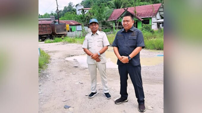 BUNDARAN SEGITIGA: Anggota DPRD dari Fraksi PDI Perjuangan H Suparjan Efendi didampingi Ketua Komisi III DPRD Kabupaten Barito Utara saat meninjau Bundaran Segitiga Kandui-Montallat dan Banjarmasin Kecamatan Gunung Timang dengan kondisi jalan rusak parah dan telah mendapat perhatian pemerintah dengan segera diperbaiki, Sabtu (27/9).