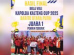 DPRD BATARA RAIH JUARA: Anggota DPRD Barito Utara Patih Herman AB (paling kiri) saat bersama tim voli putra Barito Utara setelah resmi menjadi juara 1 yang mengalahkan tim voli putri dari Kabupaten Kotawaringin Barat di Gor Indoor Serbaguna Jalan Tjilik Riwut Palangka Raya, Minggu (5/10).