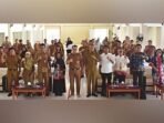 KAPUAS KOMPAK: Sekda Kabupaten Kapuas Dr Usis I Sangkai foto bersama usai kegiatan Forum Penyusunan Dokumen Perencanaan dan Forum Kemitraan HIV/AIDS, TBC, dan Malaria, Selasa (30/9).