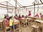 KAPUAS BERI MOTIVASI: Kepala Dinas Pendidikan Kapuas Dr H Suwarno Muriyat memberi semangat peserta didik yang selama dua tahun terakhir belajar di sekolah tenda yang didirikan di halaman sekolah setempat.