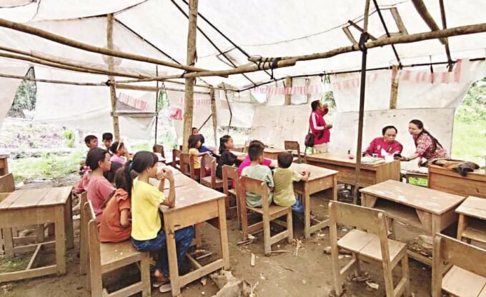 BERI MOTIVASI: Kepala Dinas Pendidikan Kapuas Dr H Suwarno Muriyat memberi semangat peserta didik yang selama dua tahun terakhir belajar di sekolah tenda yang didirikan di halaman sekolah setempat.