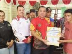 KAPUAS BANTUAN: Wakil Bupati Kapuas Dodo didampingi Sekda Kapuas Dr Usis I Sangkai menyerahkan bantuan bagi korban kebakaran dan banjir di Kecamatan Mandau Talawang, Minggu (12/10).