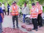 KAPUAS BLUSUKAN: Bupati Kapuas H Muhammad Wiyatno turun langsung melihat progres pembangunan ruas jalan baru yang menghubungkan Kecamatan Basarang menuju Kecamatan Kapuas Barat, Selasa (15/10).
