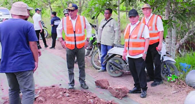 KAPUAS BLUSUKAN: Bupati Kapuas H Muhammad Wiyatno turun langsung melihat progres pembangunan ruas jalan baru yang menghubungkan Kecamatan Basarang menuju Kecamatan Kapuas Barat, Selasa (15/10).