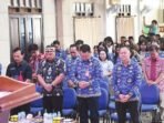 KAPUAS KEAGAMAAN: Wakil Bupati Kapuas Dodo didampingi Sekda Kabupaten Kapuas Dr Usis I Sangkai mengikuti kebaktian bersama ASN di GBI Jemaat Seth Adji Kuala Kapuas, Jumat (17/10) pagi.