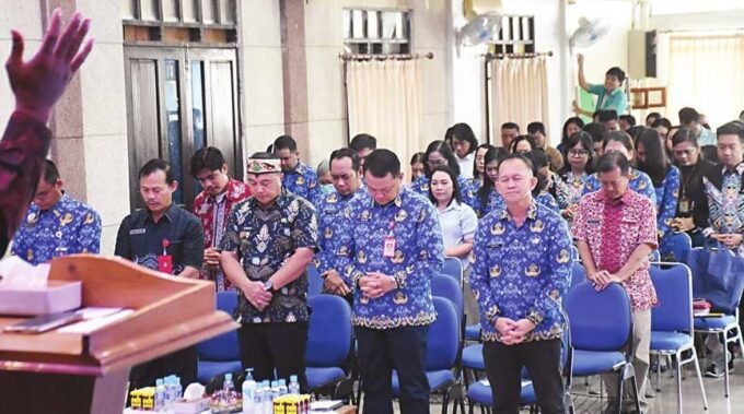 KAPUAS KEAGAMAAN: Wakil Bupati Kapuas Dodo didampingi Sekda Kabupaten Kapuas Dr Usis I Sangkai mengikuti kebaktian bersama ASN di GBI Jemaat Seth Adji Kuala Kapuas, Jumat (17/10) pagi.