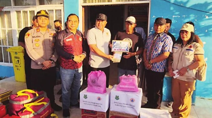 KAPUAS Pemkab Kapuas Salurkan Bantuan untuk Korban Angin Puting Beliung dan Kebakaran